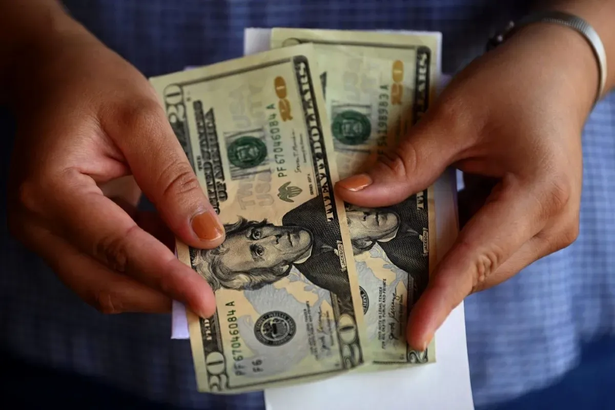 Detuvieron a 25 personas por manejar páginas que promovían el dólar paralelo
