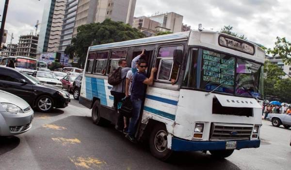 Detenido colector en La Guaira por agredir a un adulto mayor por pagar medio pasaje
