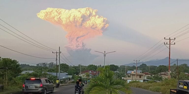 Activan alerta máxima en Indonesia por erupción del volcán Lewotobi