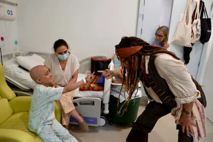 Johnny Depp sorprendió a niños de hospital de Madrid al disfrazarse de Jack Sparrow