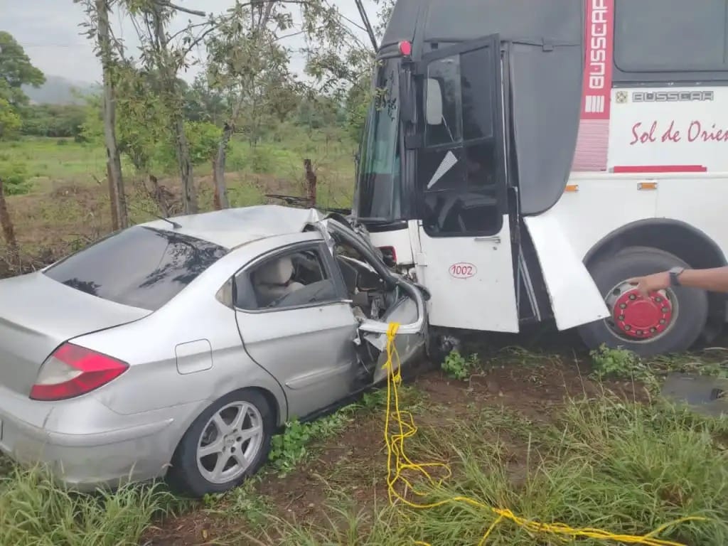 Colisión entre un carro y autobús dejó dos fallecidos en la Troncal 9 de Anzoátegui