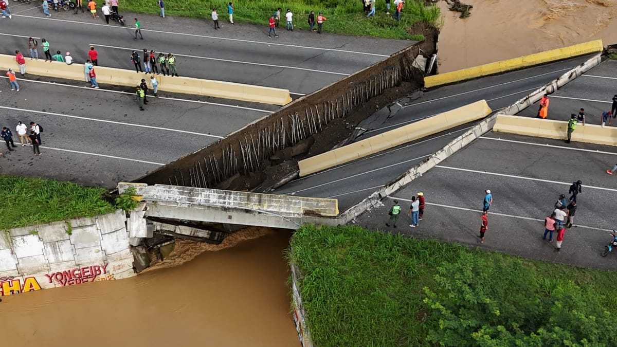 Impactante: varias personas cayeron junto a placas de puente colapsado en Portuguesa