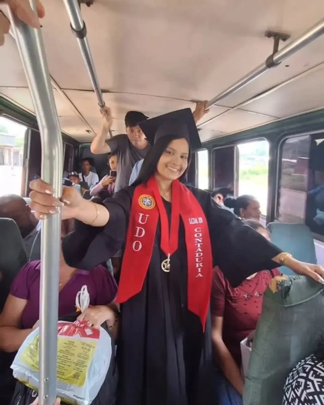 ANZOÁTEGUI | Joven recién graduada se subió a la buseta que la llevó a la UDO durante años como acto de gratitud