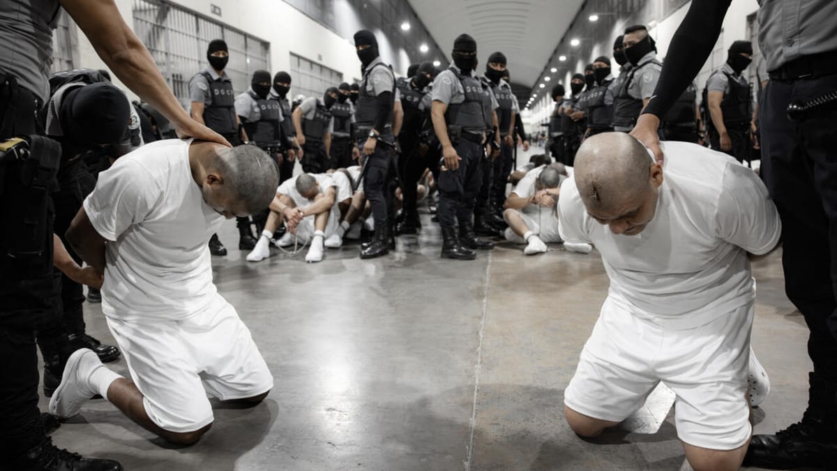 Venezolano que fue recluido en el Cecot demandó al gobierno de Estados Unidos