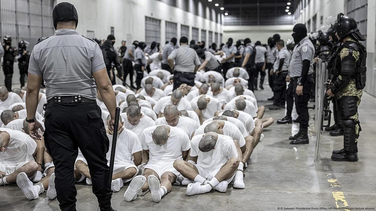 ONG de El Salvador denunció abusos contra migrantes venezolanos recluidos en el Cecot