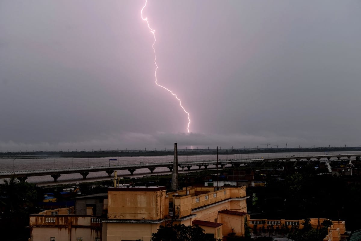 Al menos 33 personas murieron impactados por un rayo durante tormenta eléctrica en India