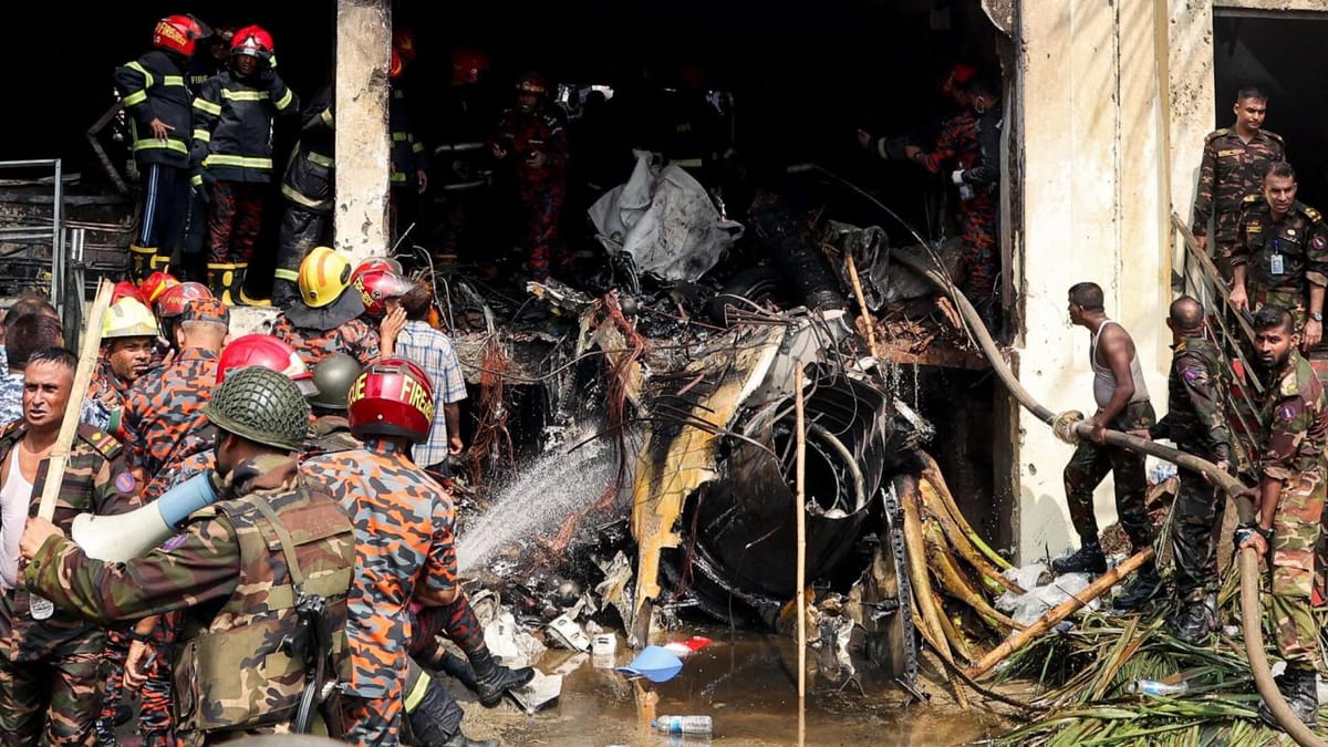 Avión militar se estrelló en una escuela en Bangladesh mientras se dictaban clases