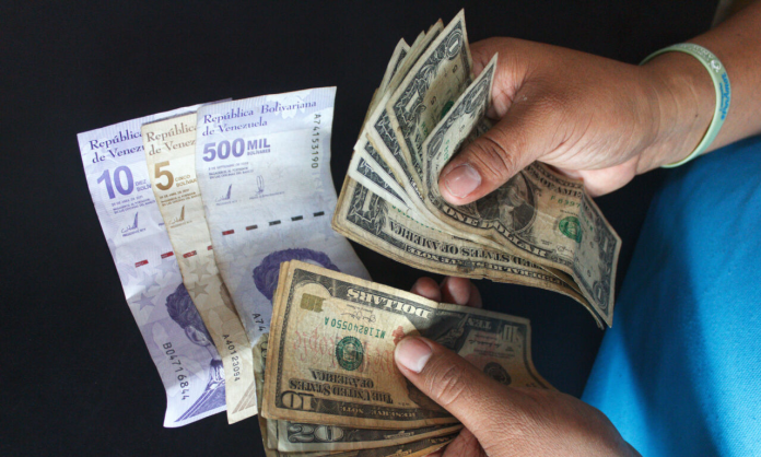 Bolívar cayó un 52% ante el dólar durante el primer semestre del año