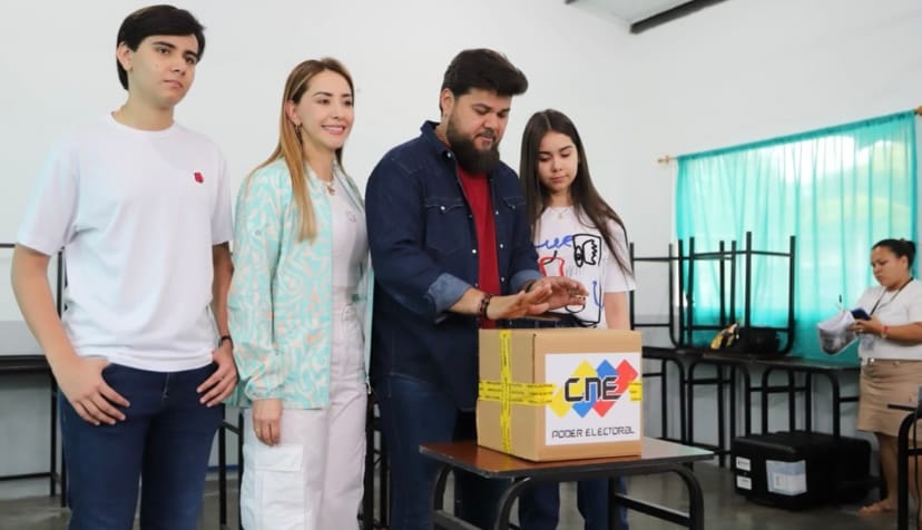 Gobernador del estado Monagas ejerció su derecho al voto en compañía de su familia en Maturín