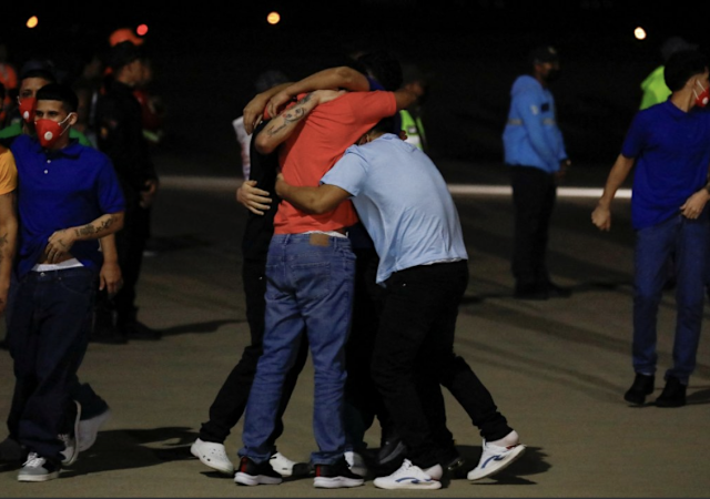 Familiares de los venezolanos detenidos en El Salvador celebraron su llegada al país