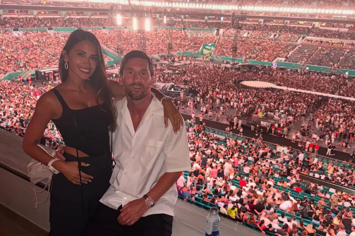 Messi y su esposa fueron sorprendidos por la «kiss cam» en concierto de Coldplay