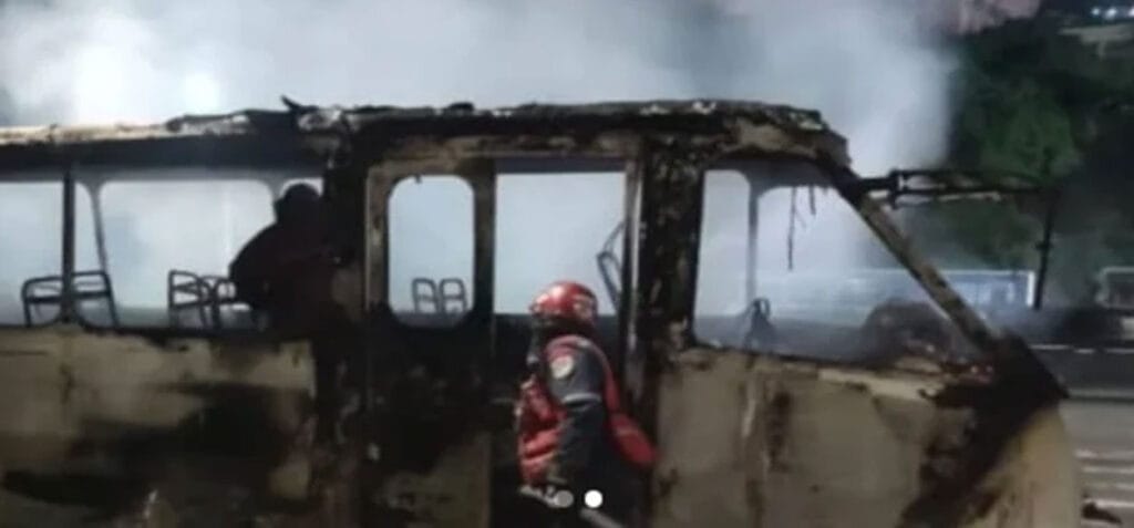 Incendio de un transporte público dejó un herido en Caracas