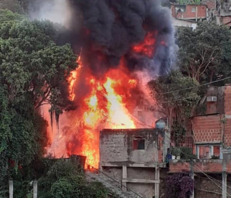 Chofer perdió el control e impactó con otro vehículo y causó una explosión en Caracas