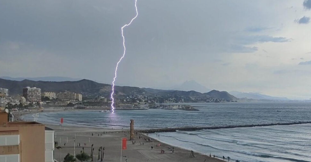 Niño de 12 años murió tras ser alcanzado por un rayo en una playa de Lechería