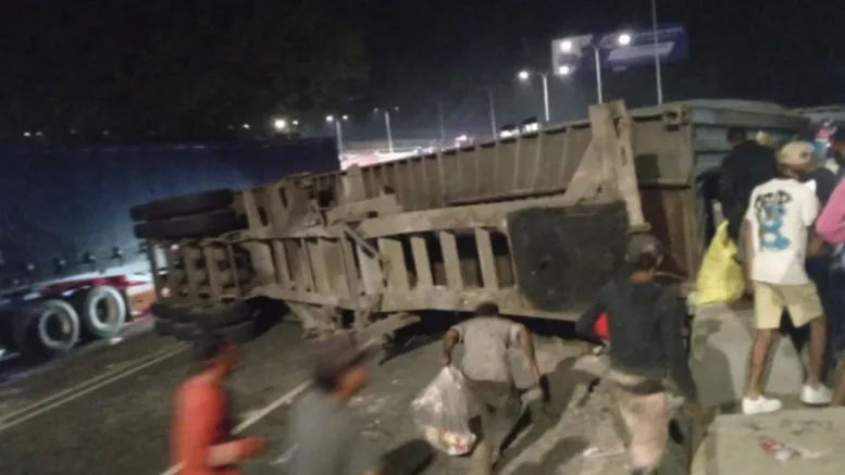 Gandola cargada de alimentos fue saqueada tras volcar en la bajada de Tazón