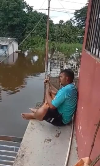 Hombre se despidió de su casa inundada en Barinas con una canción