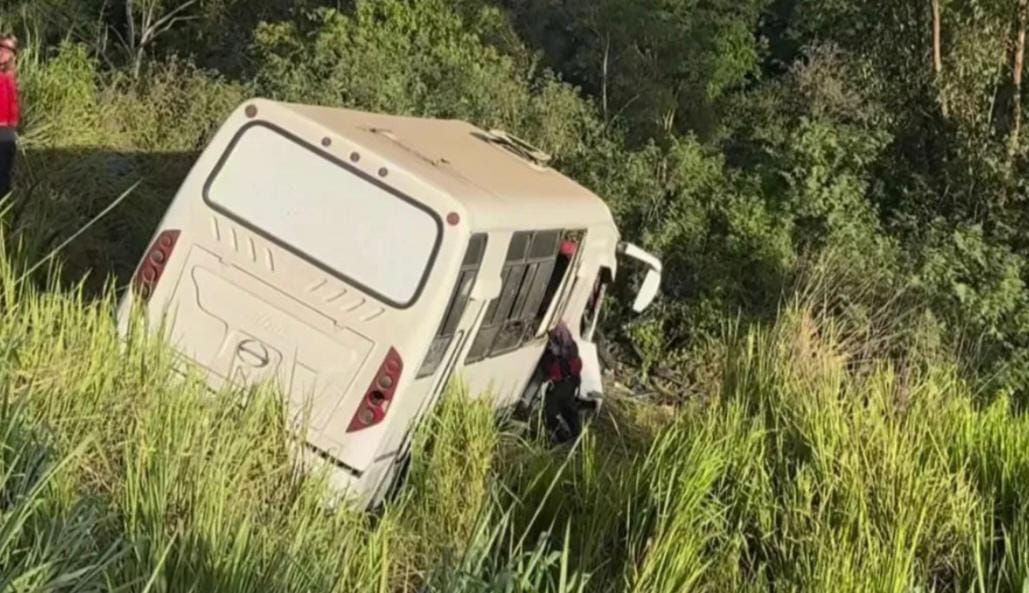 Autobús que trasladaba 15 militares cayó por una rampa en la bajada de Tazón