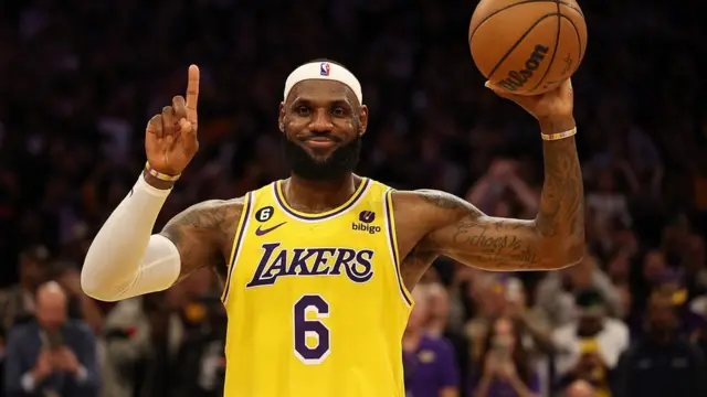 LeBron James jugará su temporada 23 con los Lakers