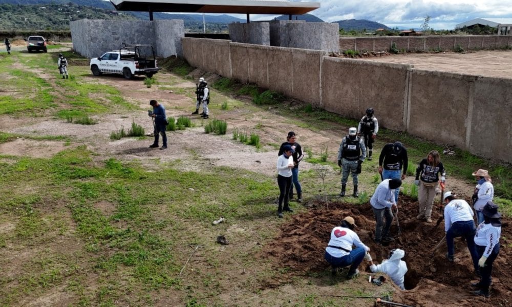 Hallaron 12 bolsas con restos humanos enterrados en una fosa clandestina en México