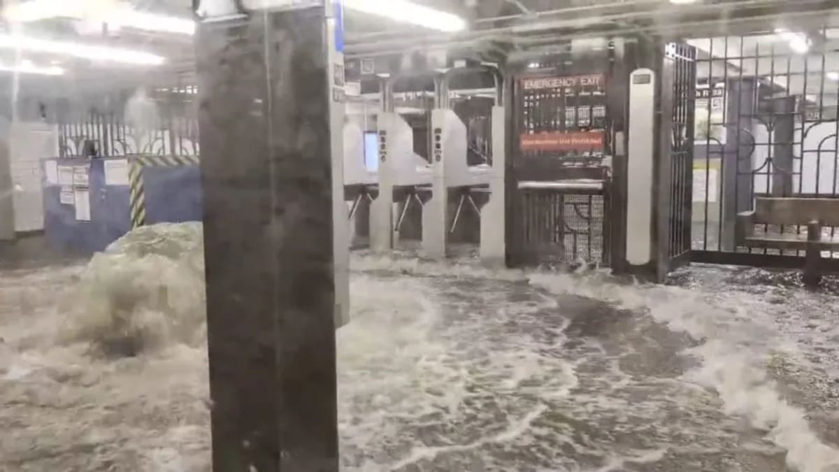 Inundaciones afectan estaciones del metro de Nueva York tras intensas lluvias