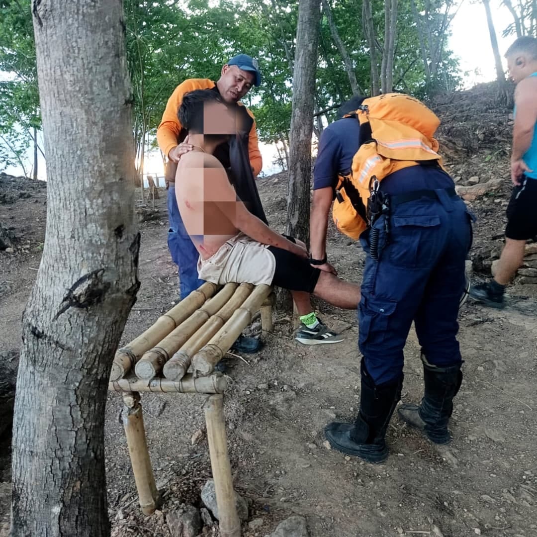 Protección Civil rescató a adolescente tras caer 10 metros en el cerro El Picacho de Turmero