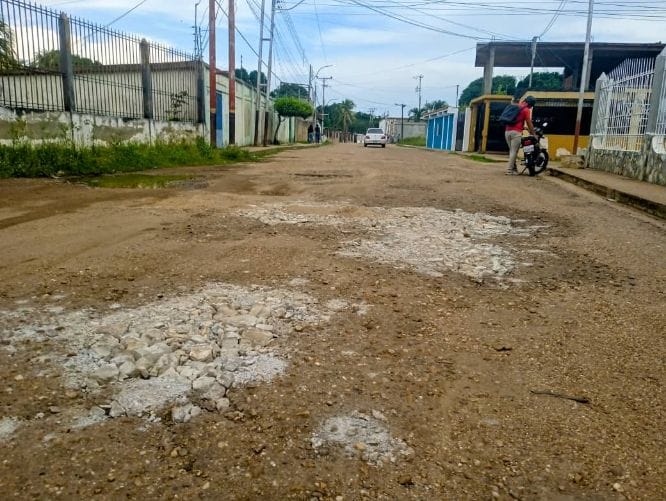 ANZOÁTEGUI | Habitantes de la calle Montecristo de Anaco exigieron reparación de huecos