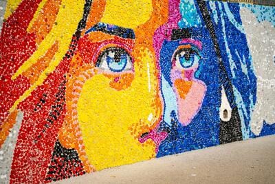 Artista venezolano Oscar Olivares inauguró en Italia mural con tapas plásticas más grande de Europa