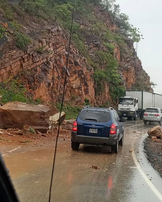 SUCRE | Derrumbe de tierra fue reportado en la carretera Cumaná - Puerto La Cruz