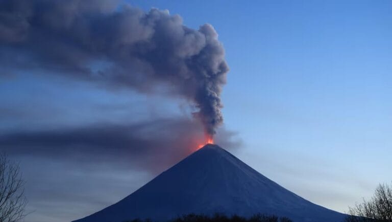 Volcán Kliuchevskoi entró en erupción tras sismo de magnitud 8,8 en Rusia