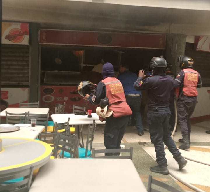 Incendio en Centro Comercial Galerías Plaza provocó el cierre de la Avenida Bolívar en Maracay