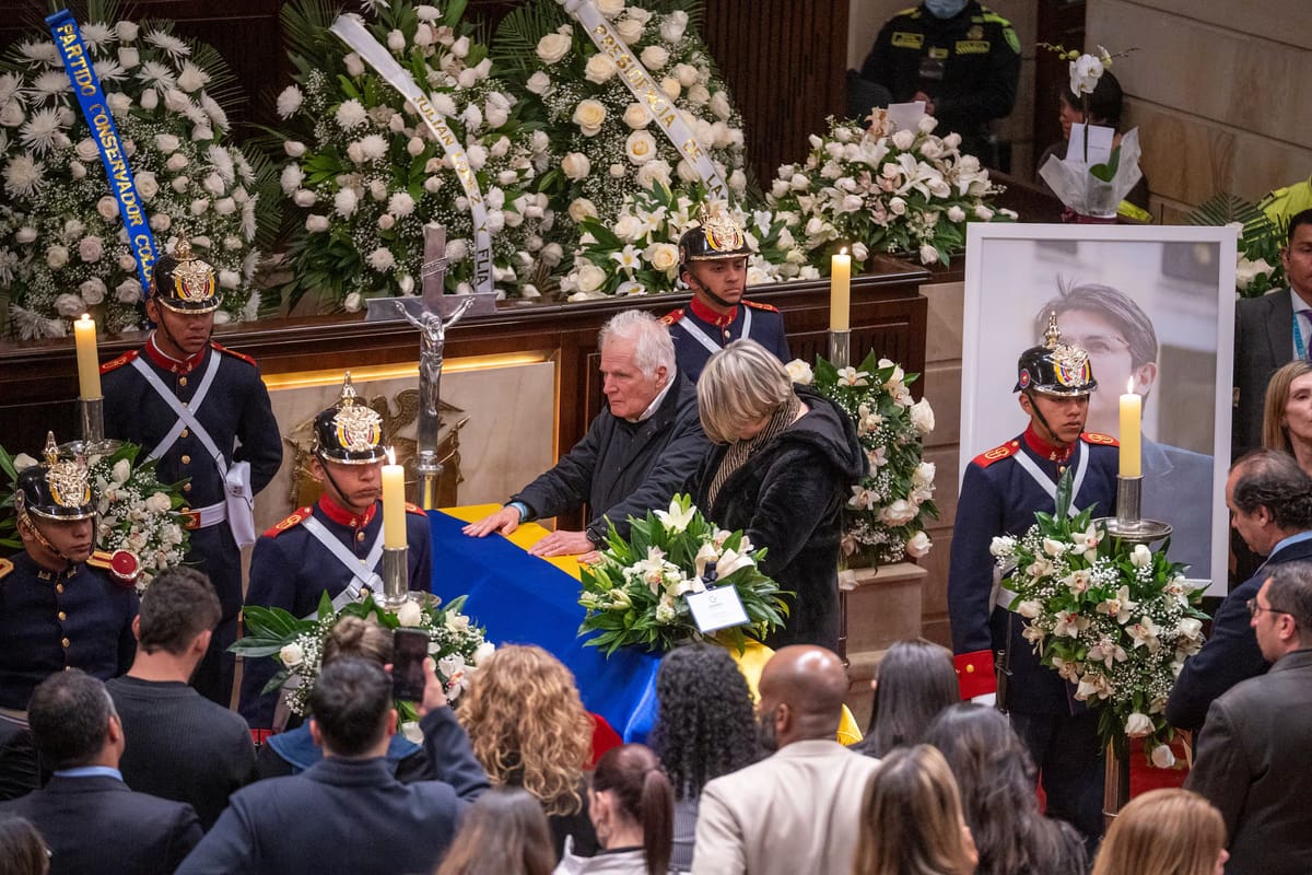 Familiares despidieron al precandidato presidencial Miguel Uribe Turbay en un emotivo homenaje