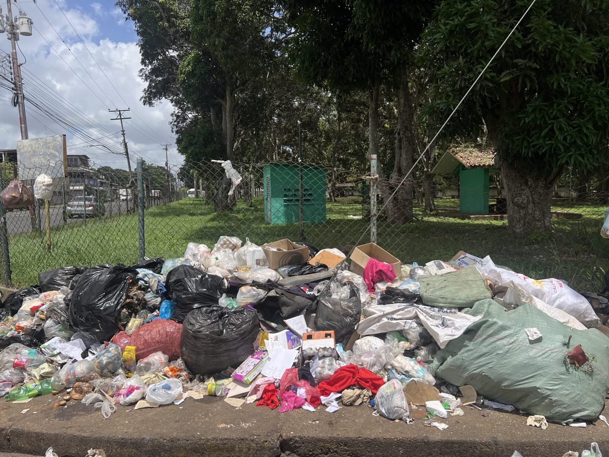 MONAGAS | Ciudadanos denunciaron acumulación de basura frente al parque Padilla Ron