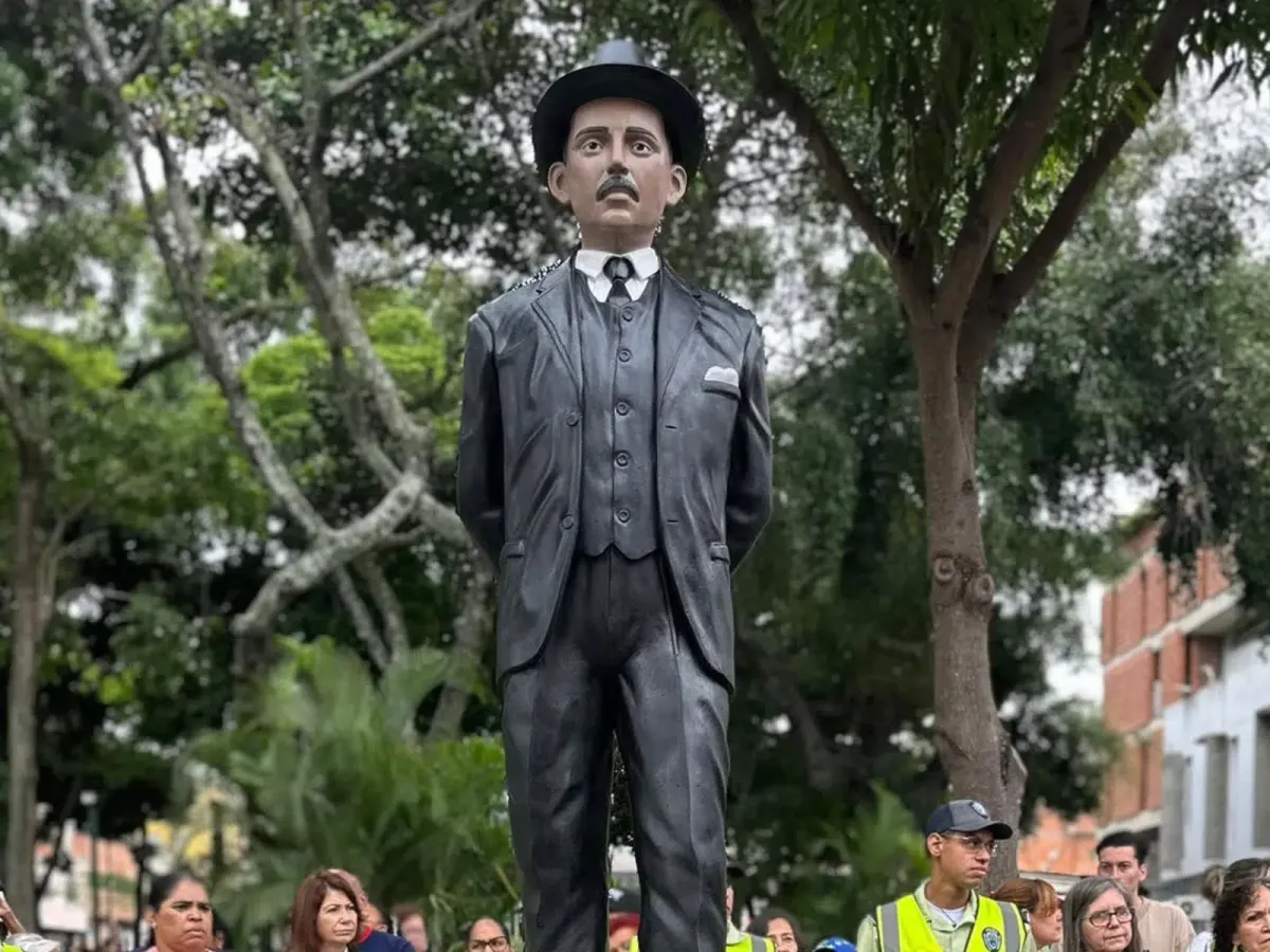 Estatua de José Gregorio Hernández fue vandalizada con grafitis en Baruta