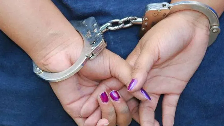 Mujer fue detenida por golpear a su padre con una puerta de metal en Caracas