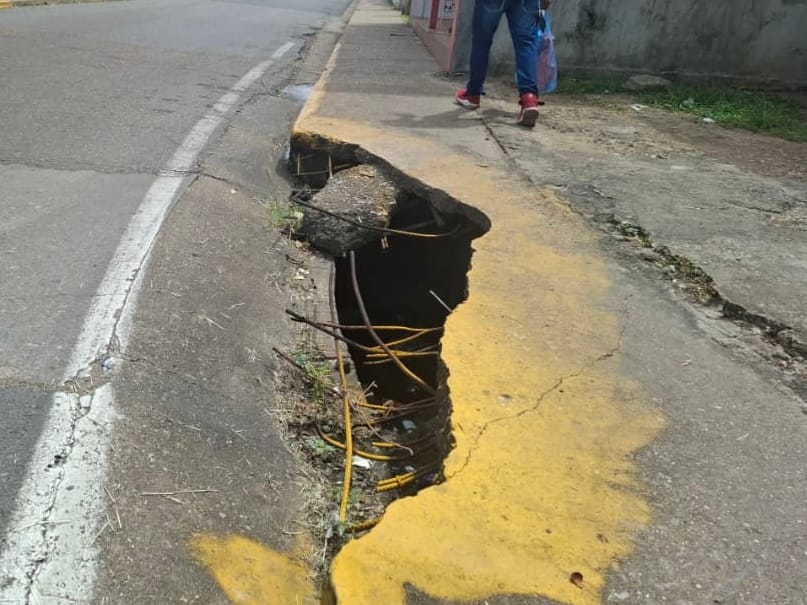 MONAGAS | Ciudadanos alertan sobre socavamiento en acera de la Av. Miranda en Maturín