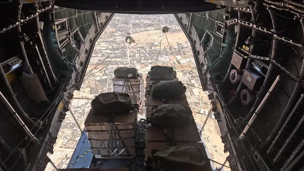 España lanzó 12 toneladas de ayuda humanitaria en la Franja de Gaza desde un avión