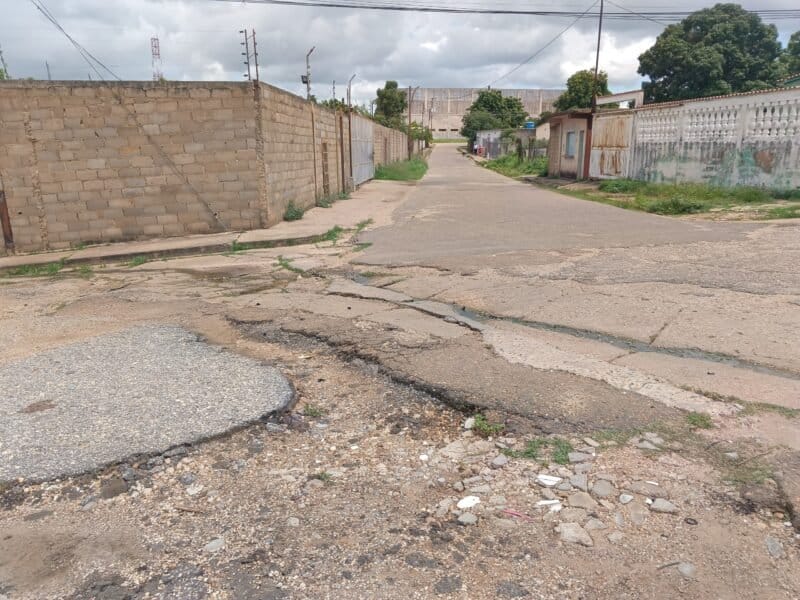 ANZOÁTEGUI | Vecinos de La Cruz de San Mateo exigieron asfaltado para carreteras
