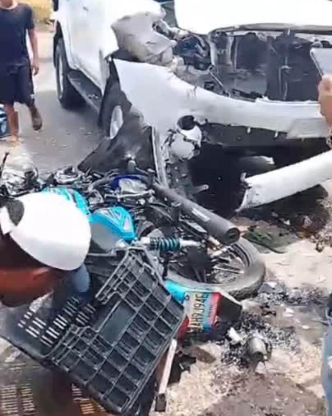 Colisión entre una camioneta y una moto dejó dos heridos en Sucre