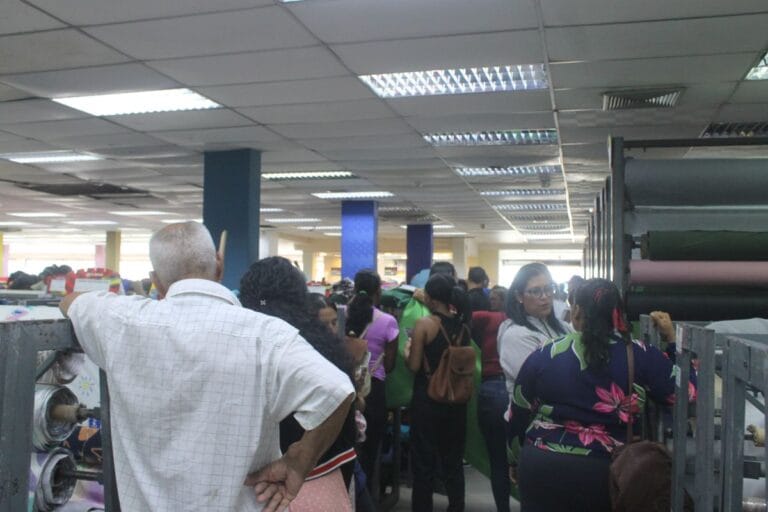 MONAGAS | Festividad de la Virgen del Valle: Incrementó venta de telas para elaborar vestidos de la Patrona de Oriente