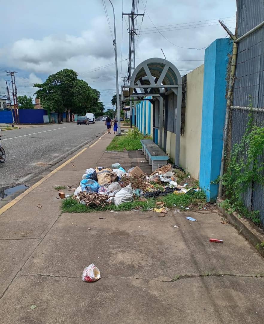 MONAGAS | Acumulación de basura en una parada de Fundemos causa incomodidad entre los ciudadanos