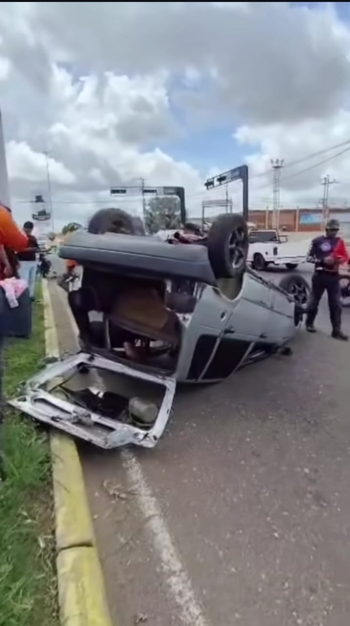 Vehículo volcó en la avenida Jesús Subero de El Tigre: el conductor resultó herido