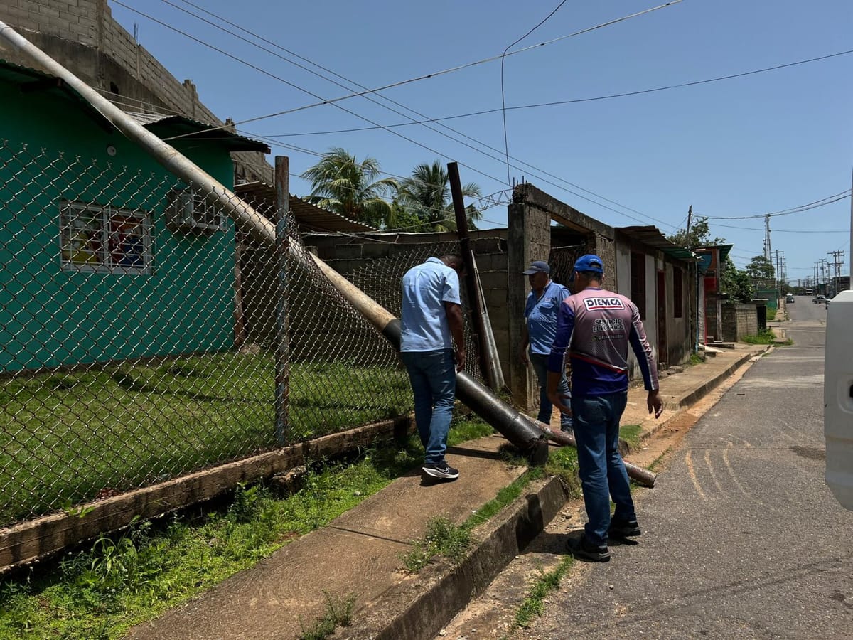MONAGAS | Poste de alta tensión cayó sobre una vivienda en La Muralla de Maturín