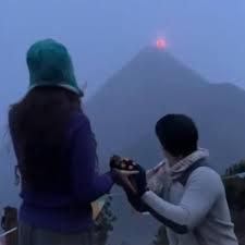Volcán entró en erupción mientras un hombre le pedía matrimonio a su pareja en Guatemala