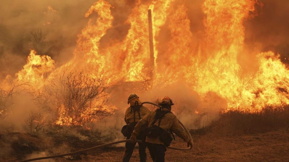 Incendio forestal consume zona montañosa en California y obliga la evacuación