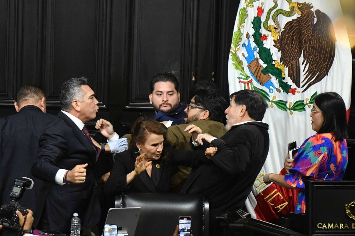 Dos senadores se enfrentan a golpes al cierre de una sesión parlamentaria en México