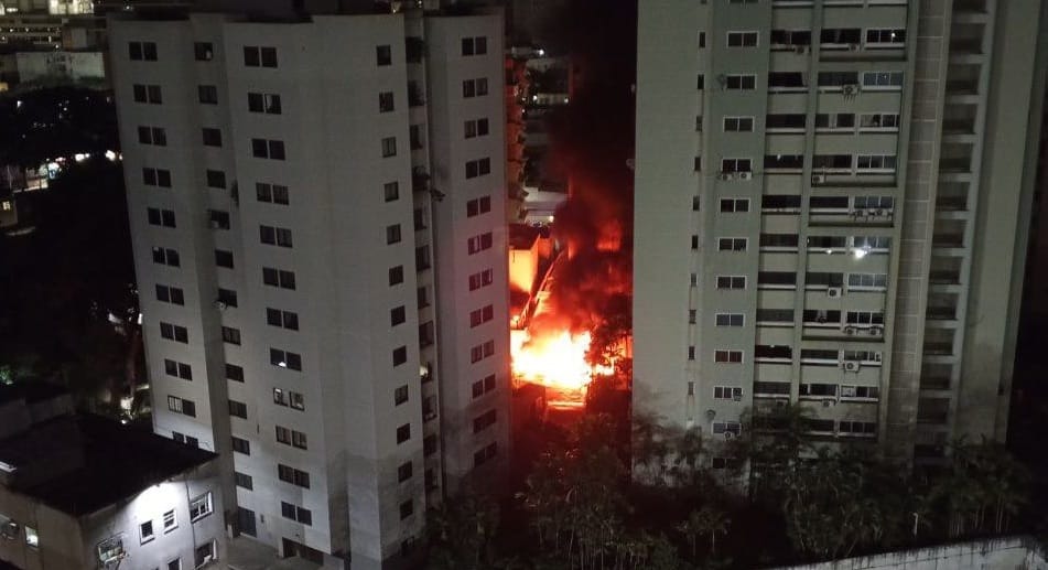 Al menos un herido y tres vehículos afectados por un incendio en una residencia en Caracas