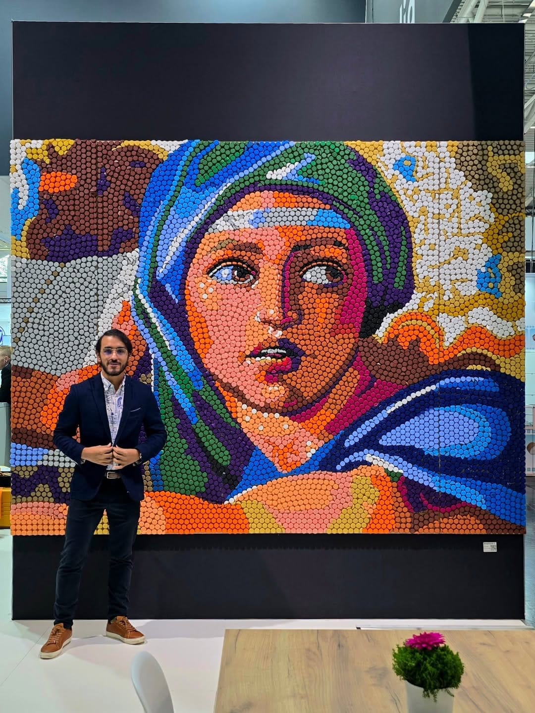 Venezolano Oscar Olivares inauguró mural de tapas plásticas en Alemania