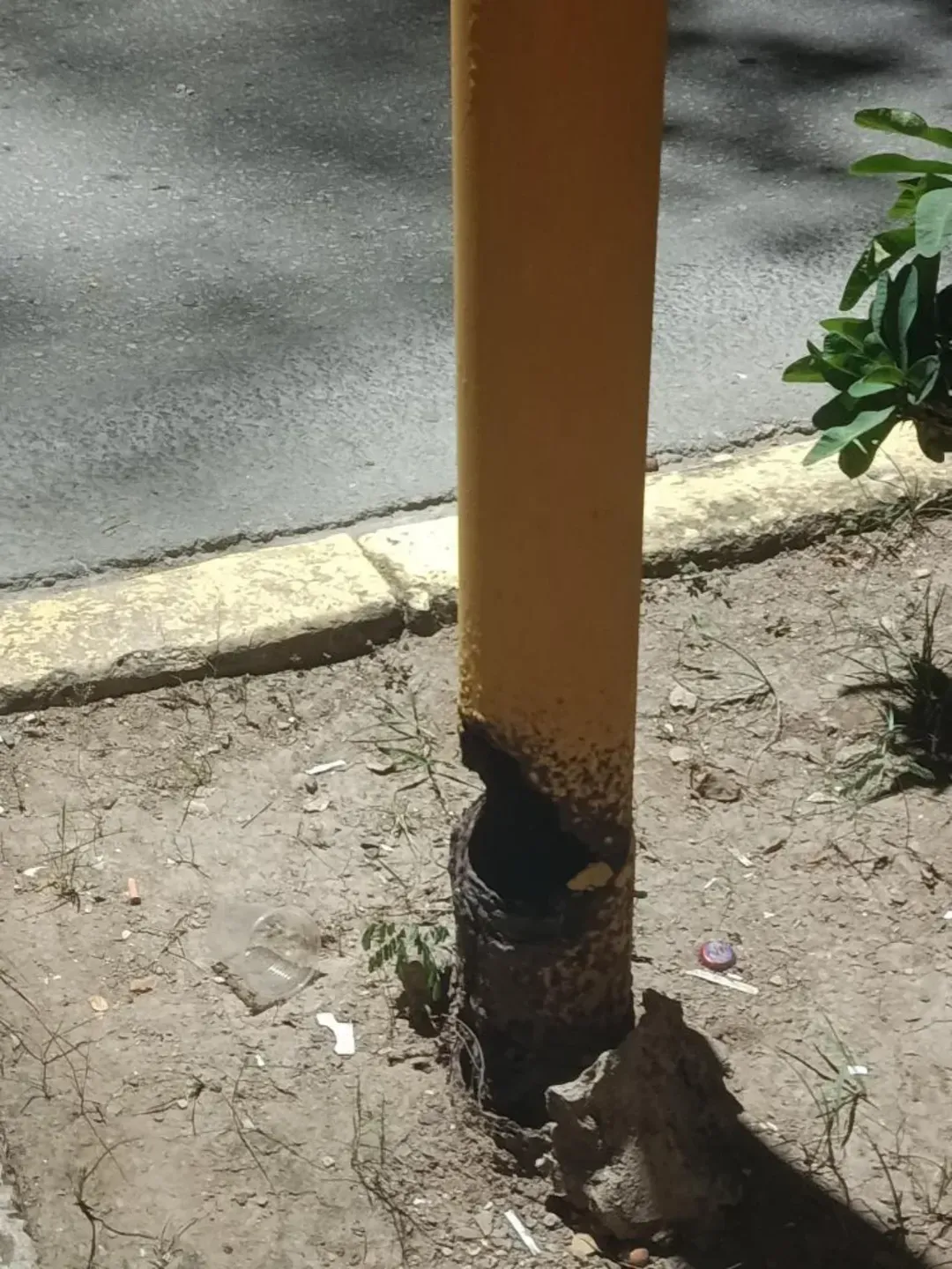 NUEVA ESPARTA | Poste dañado mantiene alerta a vecinos del sector Apostadero de Maneiro