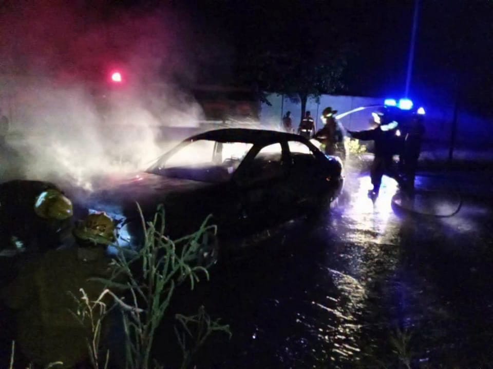 Vehículo se incendió tras chocar contra un árbol en la avenida Rotaria de Cumaná