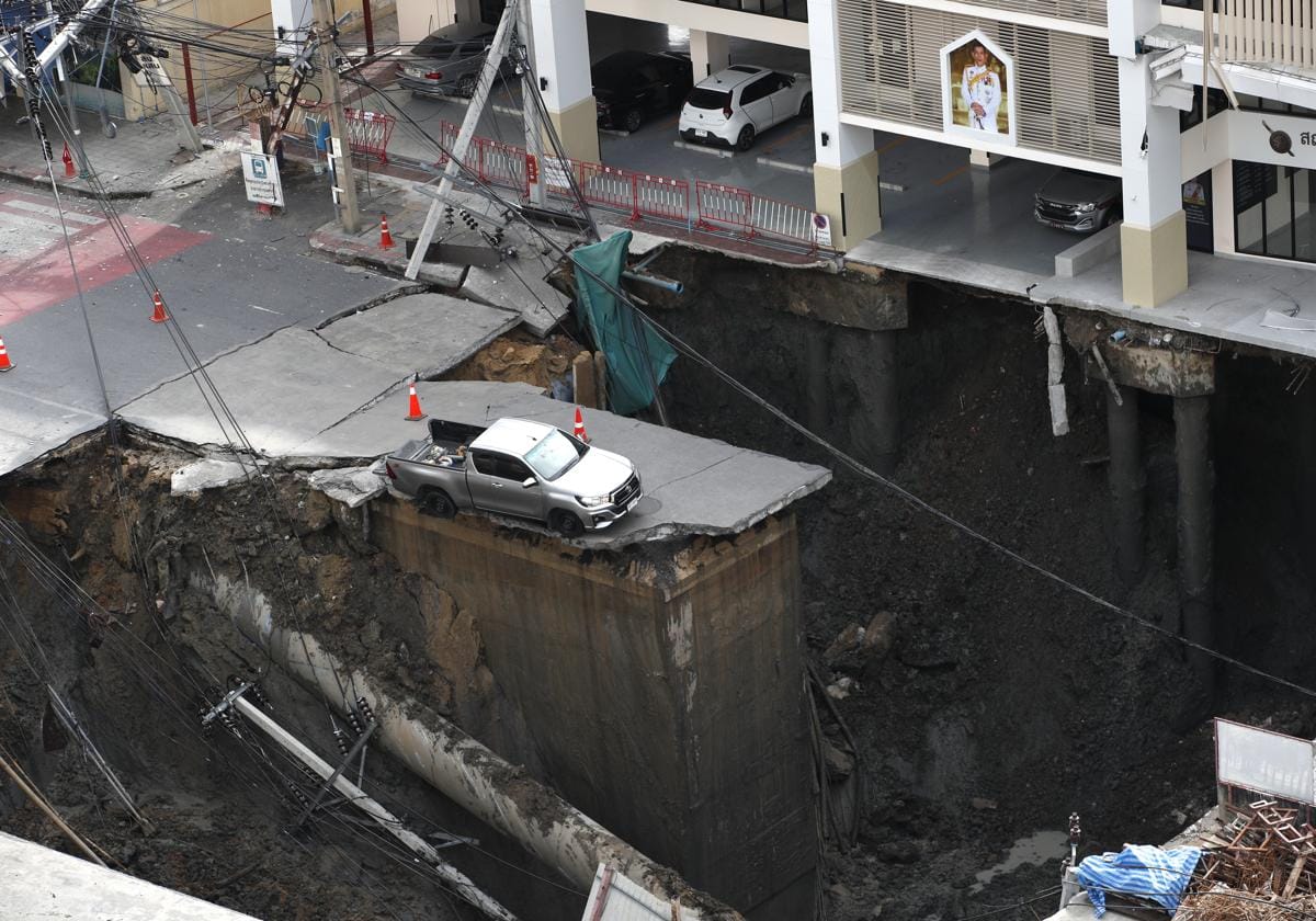 Hundimiento de carretera generó un hoyo de 50 metros en Tailandia: no se registraron heridos